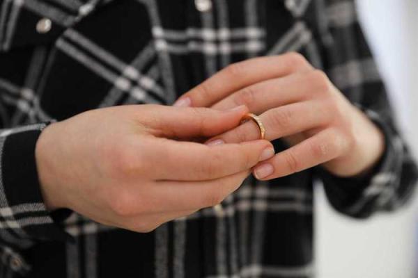 80年属猴女性46岁婚姻危机如何化解，丈夫变心有哪些征兆需警惕